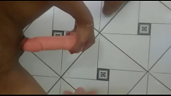 Preview 2 of Xxxl Six Free - esposa brincando sozinha no banheiro
