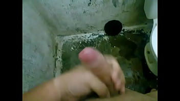 Preview 2 of Hindi Lialy - Punheta no chuveiro