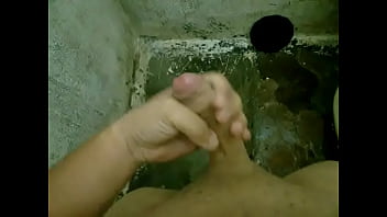 Preview 1 of Hindi Lialy - Punheta no chuveiro