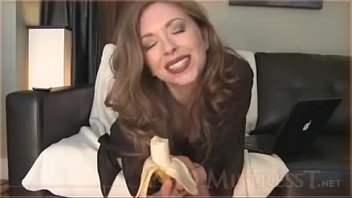 Preview 2 of Xxx Bhojpuri Hb Df - White woman eats banana and teases black men (1)