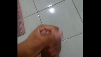 Preview 1 of 13 Inh Dick - Batendo uma punheta bem gostosa de calcinha.
