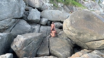 Preview 1 of Marred Women Fuck Massage - Sexo a 3 na praia no rio,  muito leite no cu e leite na boca .