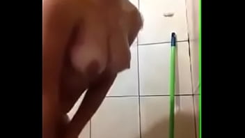 Preview 3 of Super Thick Vids Porn - NAMORADA SENSUALISA NO BANHO!