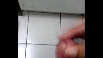 Preview 2 of Big Dck Fuck - Gozando no banheiro do shopping
