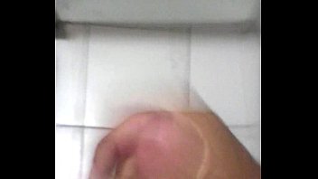 Preview 1 of Big Dck Fuck - Gozando no banheiro do shopping