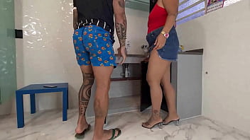 Preview 2 of Open Fild Sex - Minha pia da cozinha entupiou chamei o encanador gostoso que me fodeu sem camisinha
