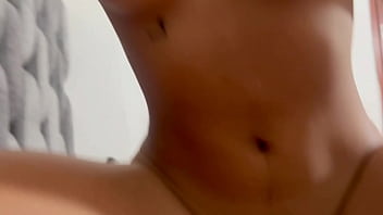 Preview 2 of Bea Cummins Pov - Mi peque&ntilde_a hermanastra me despierta con una rica mamada y hace que me la folle duro hasta venirme en su co&ntilde_o.
