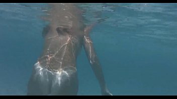 Preview 2 of Turkish Songl - gostosa  dentro  d_agua no porto da barra salvador bahia