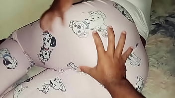 Preview 1 of Jaberdasti Rap Girl - Meio irm&atilde_o pega sua meia irm&atilde_ novinha de pijama e faz gozar
