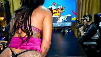 Preview 4 of Indian Pussy Sex - Pampam mostra seu bucet&atilde_o e seu cuzinho e se masturba gostoso na mesa do Podcast,  Iria meter gostoso nela? - Podcast P&aacute_pum no Barraco! - Ela Manda