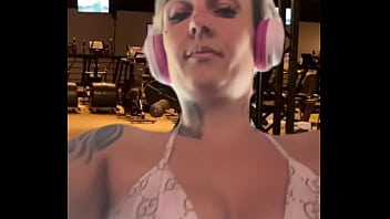 Preview 1 of Larki Or Dog Ka Porn Video - Eu na academia de suti&atilde_ transparente com o bico dos meu peitos durinho e os macho me olhando fiquei com muito tes&atilde_o ! Minha buceta toda molhada escorrendo pelas pernas