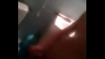 Preview 1 of Son Sister Aunty - Polaco masturb&aacute_ndose en &eacute_l ba&ntilde_o