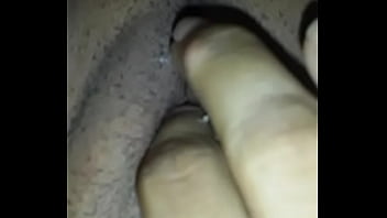 Preview 2 of Hindwww Xxxedi - namorada mulata passando o dedo na buceta