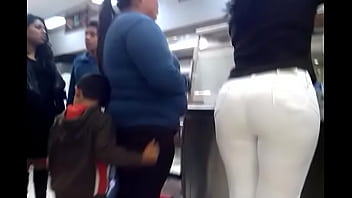 Preview 1 of American Bea - culo pantalon blanco