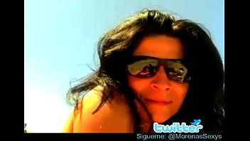 Preview 4 of Youg Dicktrinity - Chupando el pollon de mi esposo en la playa