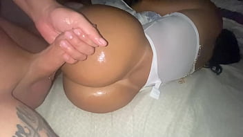 Preview 4 of Indian Anty Xvidios - No resisto el bronceado de mi madrastra y le termino en su GRAN CULO