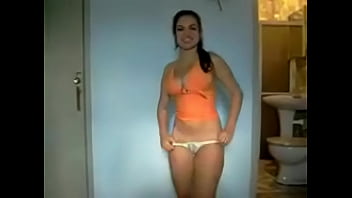 Preview 1 of Mom And Daughter 3x - Novinha gostosa tirando a roupa