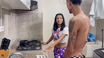 Preview 1 of Sudan Butt - Mi peque&ntilde_a hermanastra me pide que la folle por primera vez en la cocina y me le venga adentro.