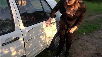 Preview 1 of Video Gay Ngentot - AUTOPANNE ! Altes Auto junges M&auml_dchen