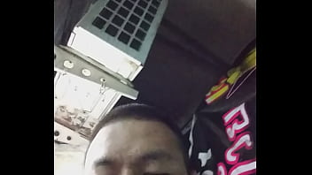 Preview 1 of Old Mik - Safadinha tira a camisinha e pede pra gozar dentro de quatro