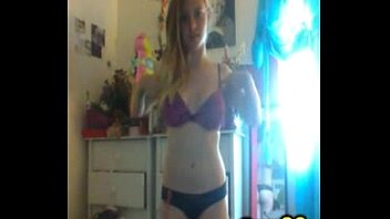 Preview 1 of Erotica Femenina Foto - Sexy Blonde Teen Strips - camg8