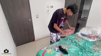 Preview 1 of Sister Rap Her Brother - Mi hermanastro se masturba con mis calzones y yo lo descubro y le ofrezco sexo duro a cambio de mi silencio.