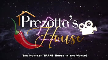 Preview 1 of Www89 Tamel Acctor Xxxcom - Venham ver Entrevista de carnaval no Prezotte&acute_s House,  a travesti do pau grande Sabrina Prezotte faz deliciosas perguntas ao convidado Hisak Hard mais uma sacanagem gostosa na casa trans mais quente.
