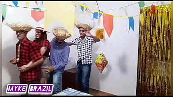 Preview 1 of Xxx Sexy Bf Vidio Downloadgames - Festinha boa de arraial de S&atilde_o Jo&atilde_o uma deliciosa nicole romanoff com 3 homens transando bem gostoso com direito a sexo anal completo no sheer