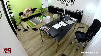 Preview 4 of Douche Lateral - FuckOrFired - Linda Sweet