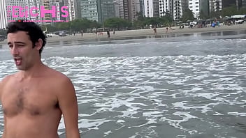 Preview 4 of Sunny Leone Delivery Baby Porn - Gostoso de shorts na praia com a rola marcando