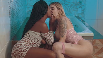 Preview 2 of Hindi Red Wap Xxx - Menage incrivel com a loira e dois machos pirocudos