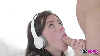 Preview 3 of Xinh Girl - Veronikas pussy is very tight