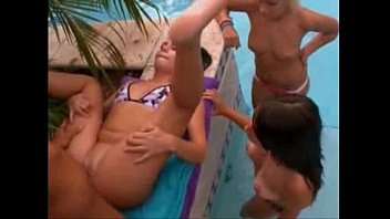 Preview 3 of Hq Porn Small Vs Ramon - Sexo na Piscina