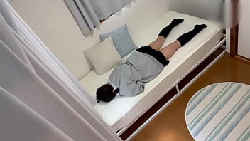 Preview 2 of Surprise Mom In Bath - 【◯撮】学校休んで1人で暇になったらオナニーして身体をピクピクさせる女子◯生。