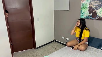 Preview 1 of Nic Female Milf - Mi hermanastra guarda el secreto cuando me ve masturb&aacute_ndome de no contarle a mis padres a cambio de follarla duro.
