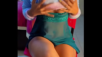 Preview 2 of Nrwgirlascom - meia-irm&atilde_ geme de prazer,  adora gozar na boca
