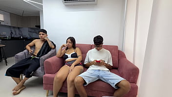 Preview 1 of Trip Porno - Me aprovecho que mi mejor amigo descansa y obligo a la puta de la madrastra a que me deje follarla muy duro y venirmele en sus tetas.