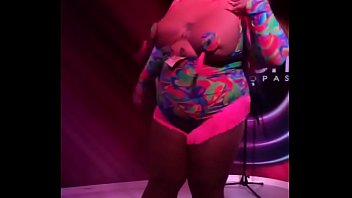 Preview 4 of Mom And Son Sex Bathroom With - Gordibuena tetona bailando la chapa que vibra