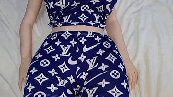 Preview 1 of Valeria Marini Bambola Film 2 - Mi Hermanastra Descansando bien Rica con su Pijama entre Aprovecharme de Ella
