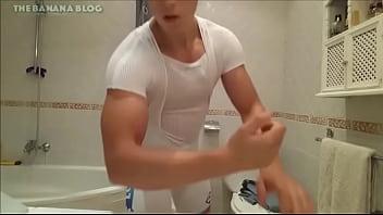 Preview 2 of Bus Tube Fuck - garoto gostoso se exibindo