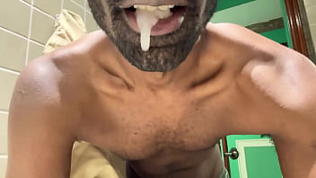 Preview 3 of Misur Xxx - Voc&ecirc_s engolem ou cospem? #cum #porra