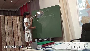 Preview 1 of Prons Xxxx Video Watch - La prof se fait choper par ses eleves en classe