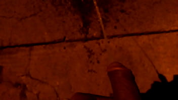 Preview 2 of Search Girls Giving - orinando en la calle