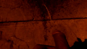 Preview 3 of Search Girls Giving - orinando en la calle