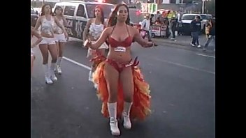 Preview 1 of Mikha Malay Amateur - Edecan bailando en  traje de ba&ntilde_o en batucada - Parte 1
