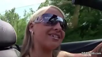 Preview 1 of Balita Amateur - Deutsche Sexy Cora fickt mit Black Boy von der Tankstelle auf Feldweg