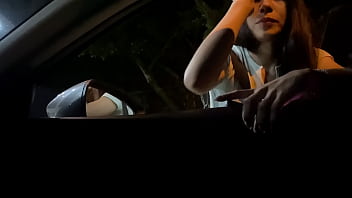 Preview 1 of Twerking Pov - Un extra&ntilde_o se acerc&oacute_ en el carro y se ofreci&oacute_ a hacerme una mamada a cambio de dinero y Estuve de acuerdo y me lo tragu&eacute_ todo - mamada en el coche