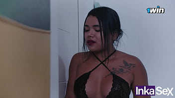 Preview 1 of Fucks Horse Dildo - Mi hermanastra culona no respeta el hogar,  folla con desconocidos y luego se mete a mi cama.