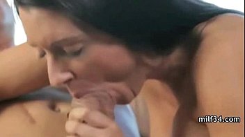 Preview 2 of Kakak Pegang Batang - Sexy mom suck and fuck dick for jizz