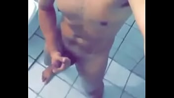 Preview 3 of Fat Owen - Eu batendo uma no banho
